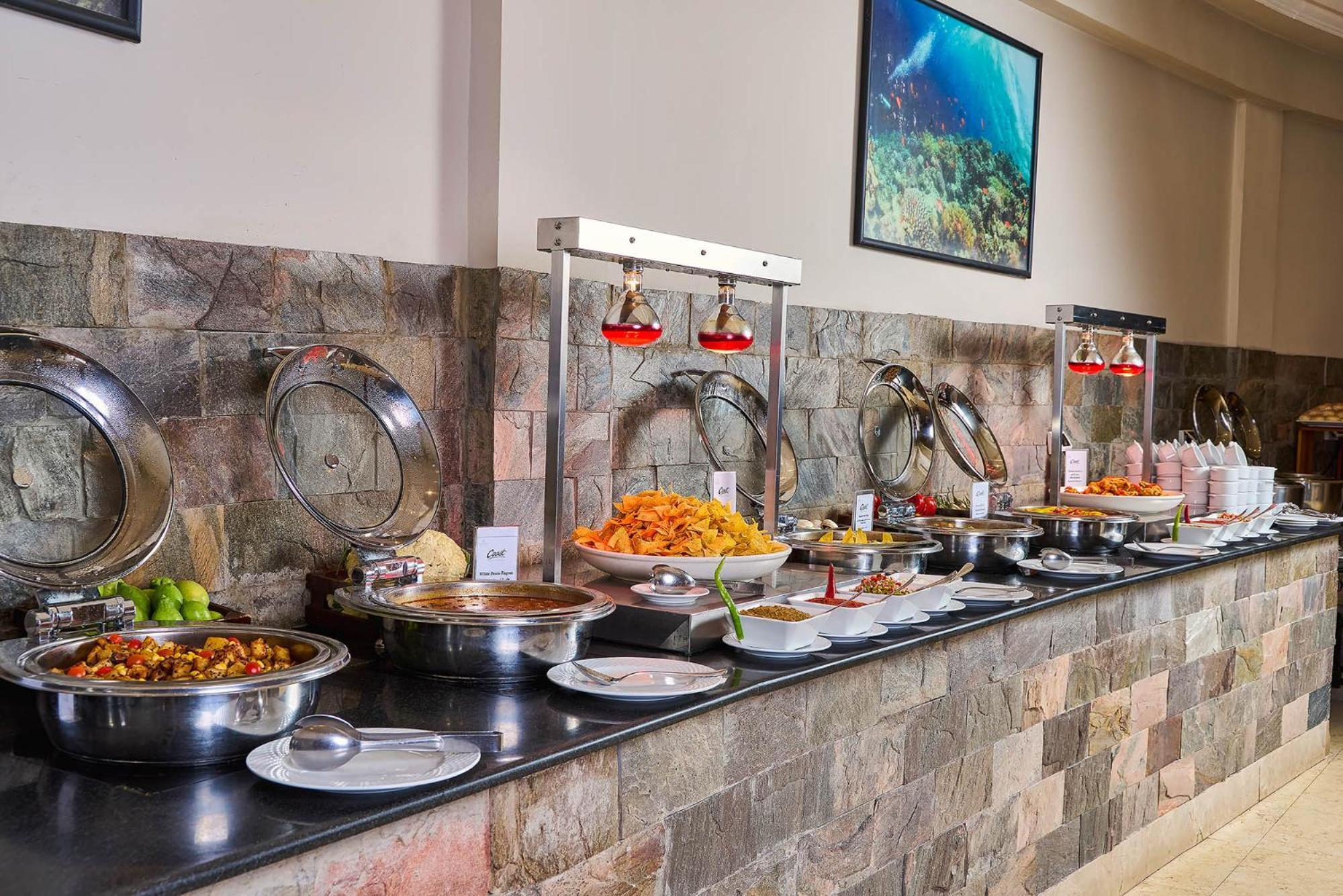 Renaissance Sharm El Sheikh Golden View Beach Resort Exteriér fotografie A buffet at a hotel