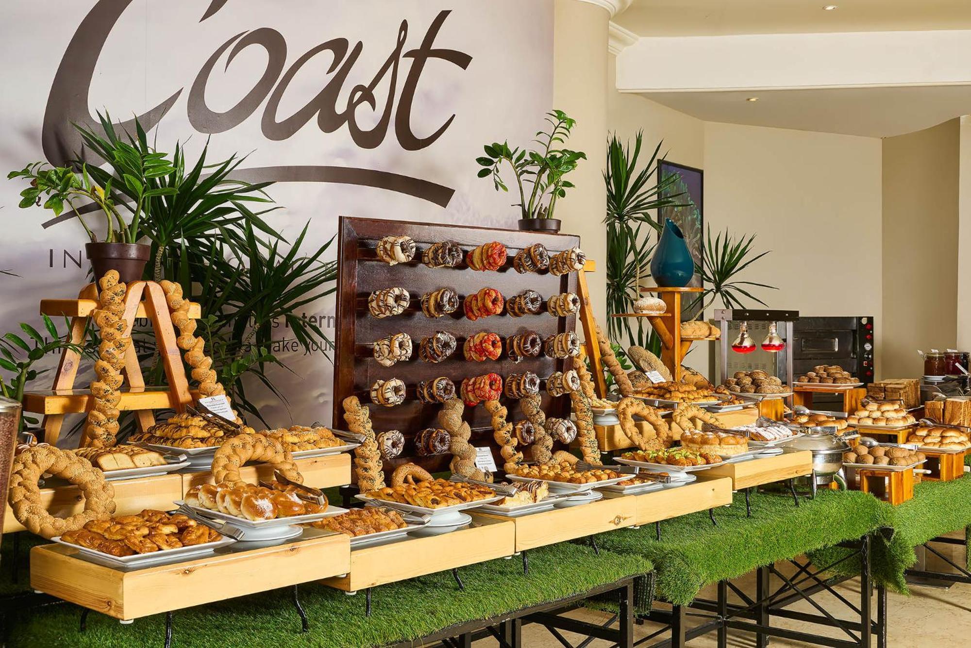 Renaissance Sharm El Sheikh Golden View Beach Resort Exteriér fotografie A buffet at a hotel